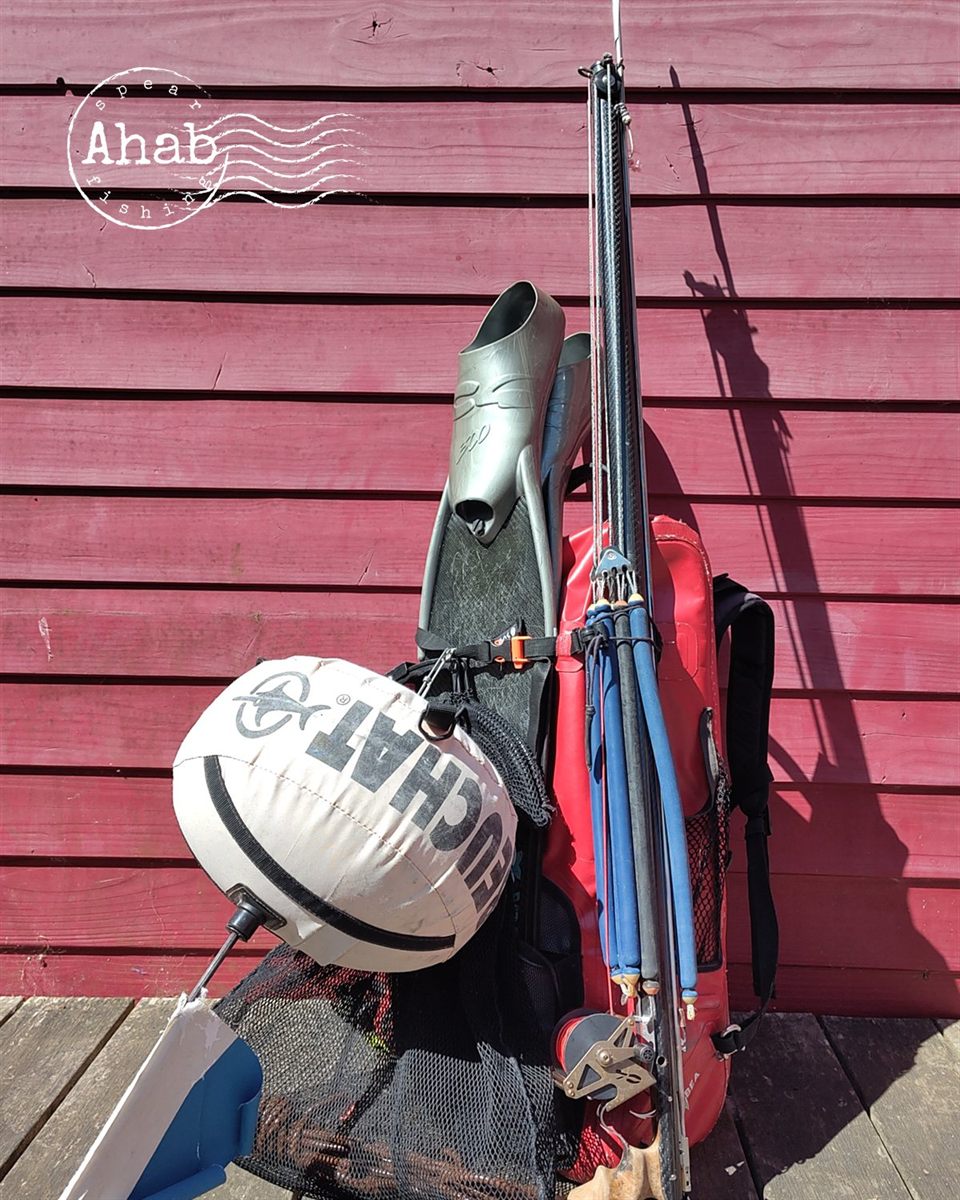 Früher Prototyp der Ahab-Speargun mit Ausrüstung an einer Holzwand